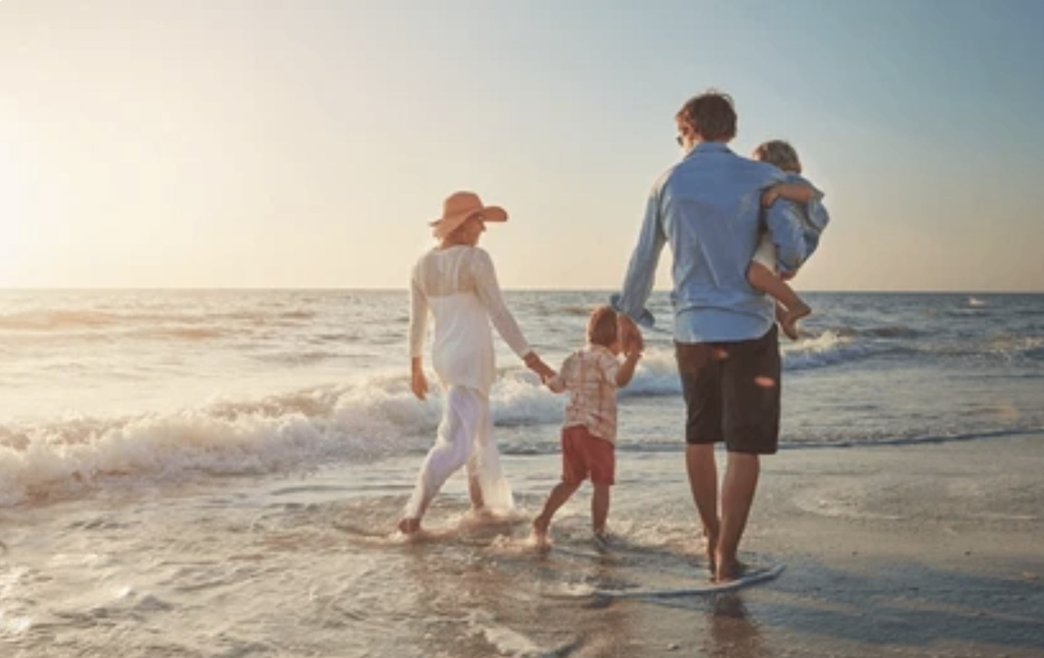 Famille en promenade sur la plage